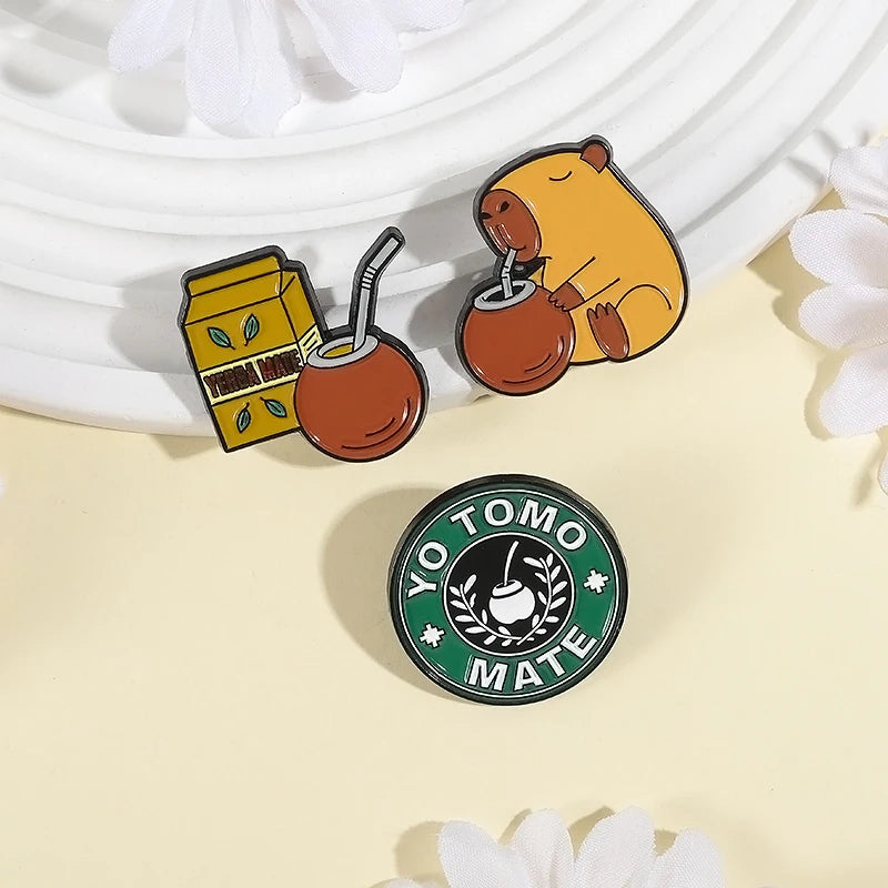 Pin Esmalte Capibara Tomando Mate | Broche "Yo Tomo Mate" – 3 Diseños