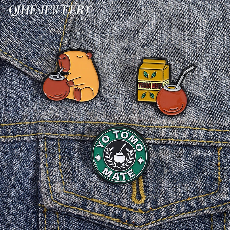Pin Esmalte Capibara Tomando Mate | Broche "Yo Tomo Mate" – 3 Diseños